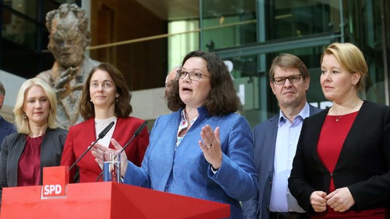 Umgeben von Mitgliedern des Parteivorstands gibt Andrea Nahles zum Abschluss einer Sitzung des SPD-Vorstands im Willy-Brandt-Haus eine Pressekonferenz.