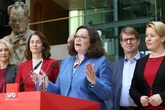 Umgeben von Mitgliedern des Parteivorstands gibt Andrea Nahles zum Abschluss einer Sitzung des SPD-Vorstands im Willy-Brandt-Haus eine Pressekonferenz.