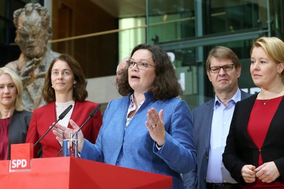 Umgeben von Mitgliedern des Parteivorstands gibt Andrea Nahles zum Abschluss einer Sitzung des SPD-Vorstands im Willy-Brandt-Haus eine Pressekonferenz.