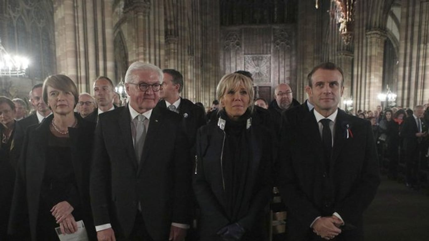 Präsident Emmanuel Macron (r-l) und seine Frau Brigitte Macron kommen mit Bundespräsident Frank-Walter Steinmeier und seiner Frau Elke Büdenbender in den Straßburger Münster.