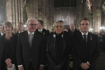Präsident Emmanuel Macron (r-l) und seine Frau Brigitte Macron kommen mit Bundespräsident Frank-Walter Steinmeier und seiner Frau Elke Büdenbender in den Straßburger Münster.