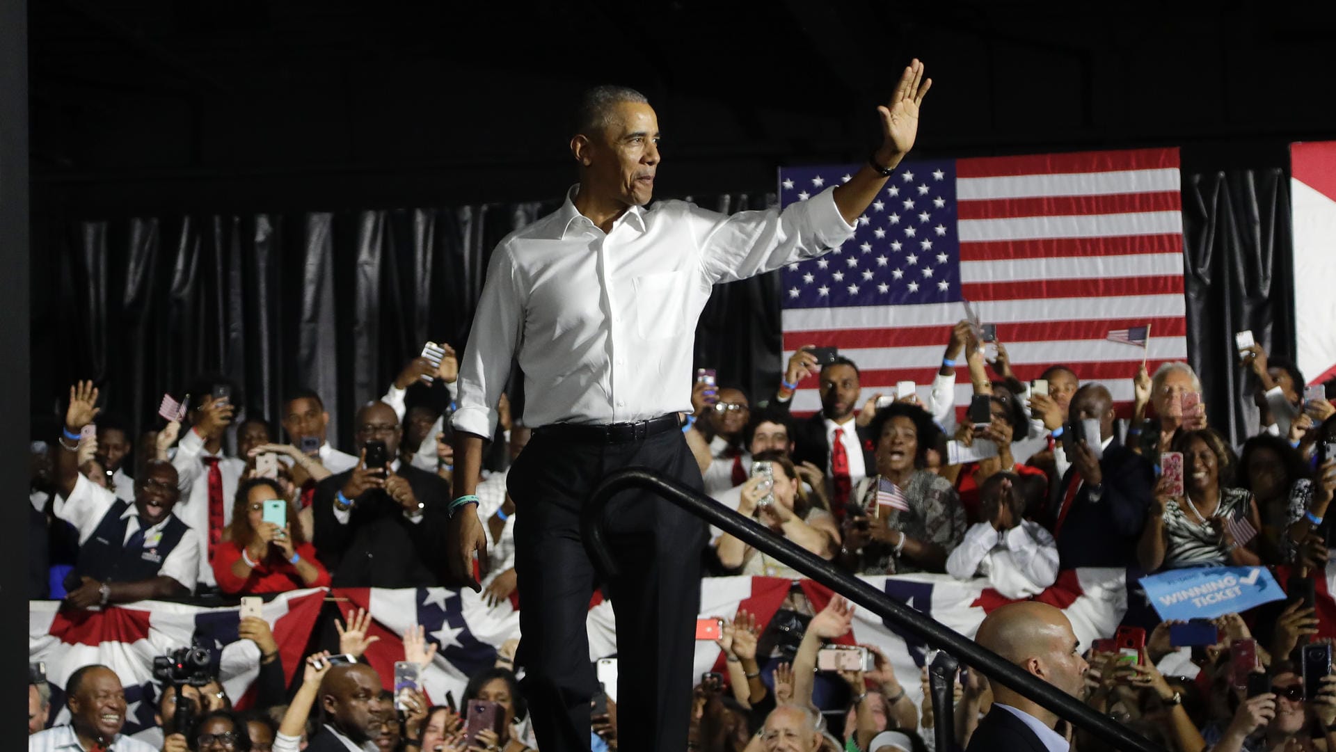 Barack Obama auf einer Wahlkampfkundgebung : Der ehemalige US-Präsident unterstützt den Wahlkampf der demokratischen Kandidaten. Barack Obama auf einer Wahlkampfkundgebung : Der ehemalige US-Präsident unterstützt den Wahlkampf der demokratischen Kandidaten.