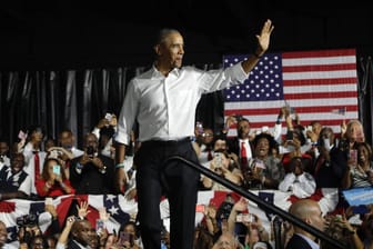 Barack Obama auf einer Wahlkampfkundgebung : Der ehemalige US-Präsident unterstützt den Wahlkampf der demokratischen Kandidaten.
