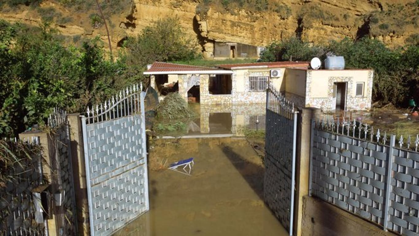 Der Blick auf ein überflutetes Landhaus, in dem neun Menschen in Casteldaccia bei Palermo starben.
