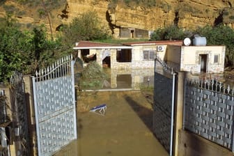 Der Blick auf ein überflutetes Landhaus, in dem neun Menschen in Casteldaccia bei Palermo starben.