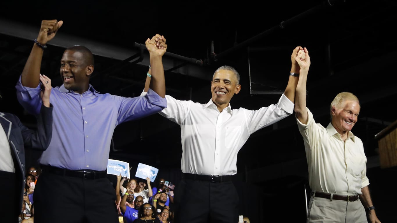Barack Obama (M) unterstützt mit Andrew Gillum (l), den Gouverneurskandidaten der Demokraten in Florida, und Bill Nelson, den Senator von Florida.
