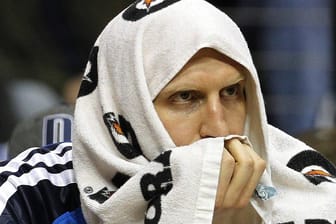 Zum Zuschauen verdammt: Dirk Nowitzki hat aufgrund einer Verletzung in dieser Saison noch kein NBA-Spiel für die Dallas Mavericks gemacht.