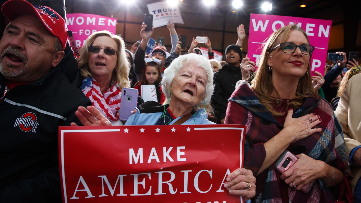 Unterstützer von US-Präsident Trump jubeln auf einer Wahlkampfkundgebung anlässlich der bevorstehenden US-Kongresswahlen.