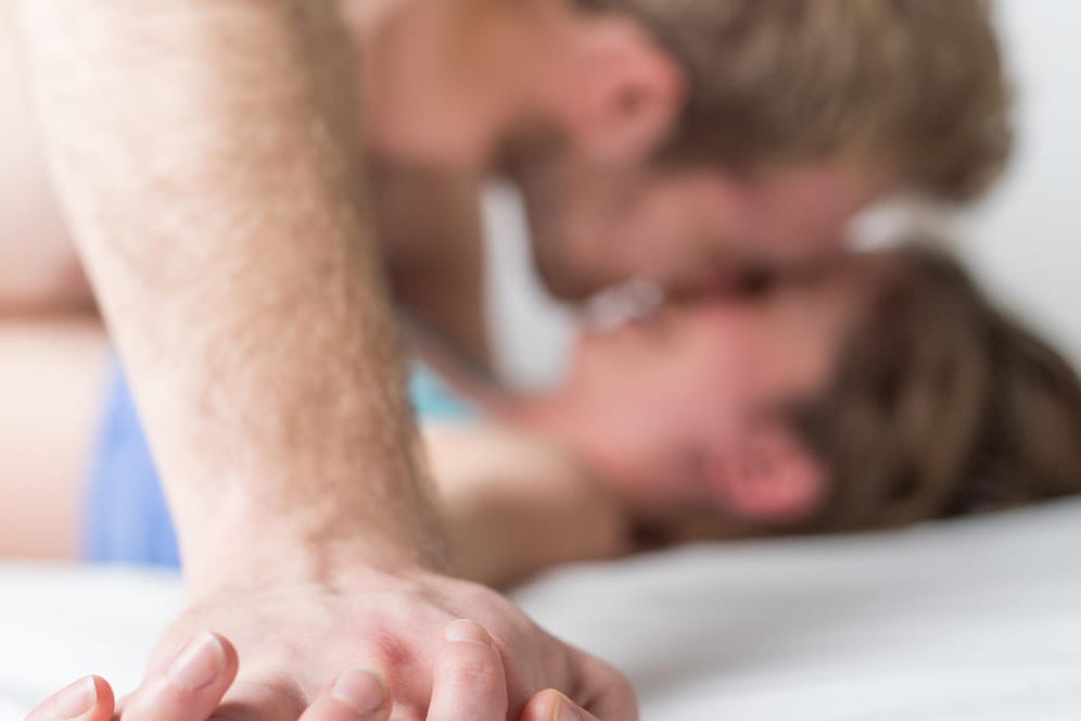 Ein Paar liegt im Bett: Für eine bundesweite Studie zum Sexualverhalten wollen Hamburger Forscher 5.000 repräsentativ ausgewählte Erwachsene befragen.