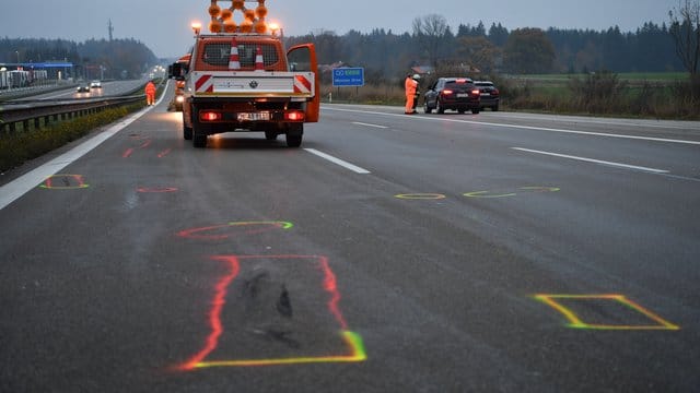 Markierungen auf der A8 weisen auf den schweren Unfall hin.