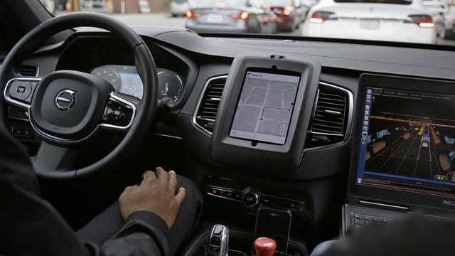 Ein selbstfahrendes Auto des Fahrdienst-Vermittlers Uber wird getestet. Ein selbstfahrendes Auto des Fahrdienst-Vermittlers Uber wird getestet.