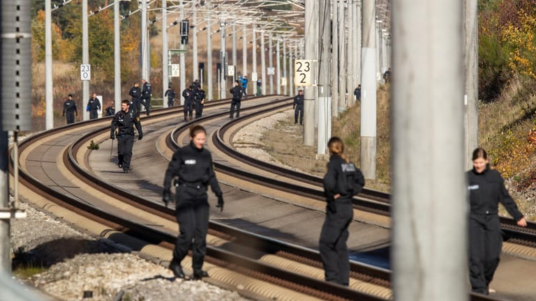Polizisten suchen auf der ICE-Strecke zwischen Nürnberg und München die Schienen ab: Die Ermittler fanden zwei Drohschreiben. (Archivbild)