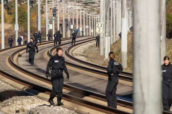 Polizisten suchen auf der ICE-Strecke zwischen Nürnberg und München die Schienen ab: Die Ermittler fanden zwei Drohschreiben. (Archivbild)