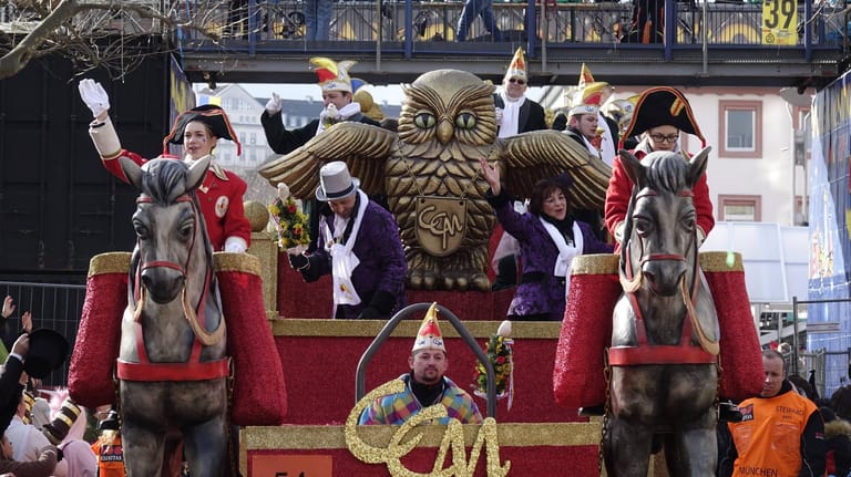 Karnevalsumzug in Mainz am Rosenmontag 2018: Den Beginn der närrischen Tage am 11.11. um 11.11 Uhr wollen laut der Umfrage nur 12 Prozent der Menschen aktiv feiern.