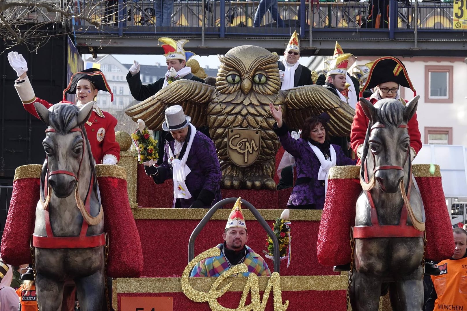 Karnevalsumzug in Mainz am Rosenmontag 2018: Den Beginn der närrischen Tage am 11.11. um 11.11 Uhr wollen laut der Umfrage nur 12 Prozent der Menschen aktiv feiern.