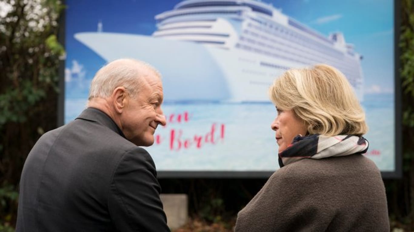 Georg Wilsberg (Leonard Lansink) und Anna Springer (Rita Russek) schmieden Pläne, auf einem Kreuzfahrtschiff nach Panama zu verreisen.