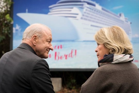 Georg Wilsberg (Leonard Lansink) und Anna Springer (Rita Russek) schmieden Pläne, auf einem Kreuzfahrtschiff nach Panama zu verreisen.