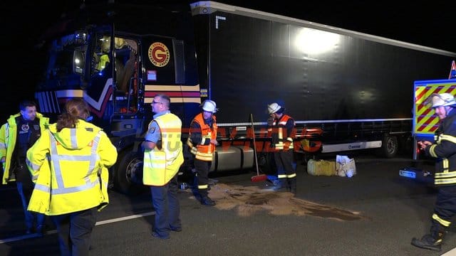 Einsatzkräfte neben dem Sattelschlepper auf der A5.