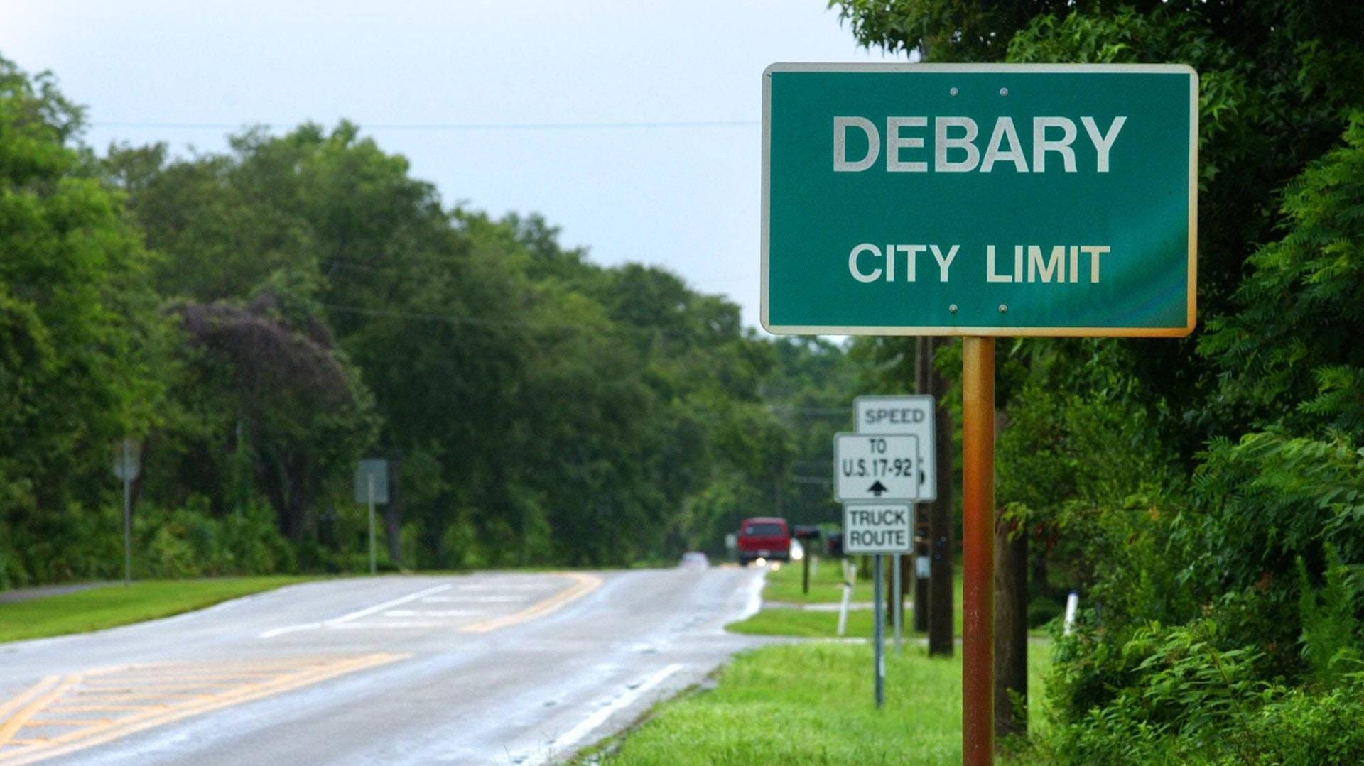Das Ortseingangsschild der Stadt DeBary in Florida: In einer Schubkarre schaffte der 15-Jährige die Leiche seiner Mutter ins Auto und fuhr sie dann zu einer Kirche. (Archivbild) Das Ortseingangsschild der Stadt DeBary in Florida: In einer Schubkarre schaffte der 15-Jährige die Leiche seiner Mutter ins Auto und fuhr sie dann zu einer Kirche. (Archivbild)