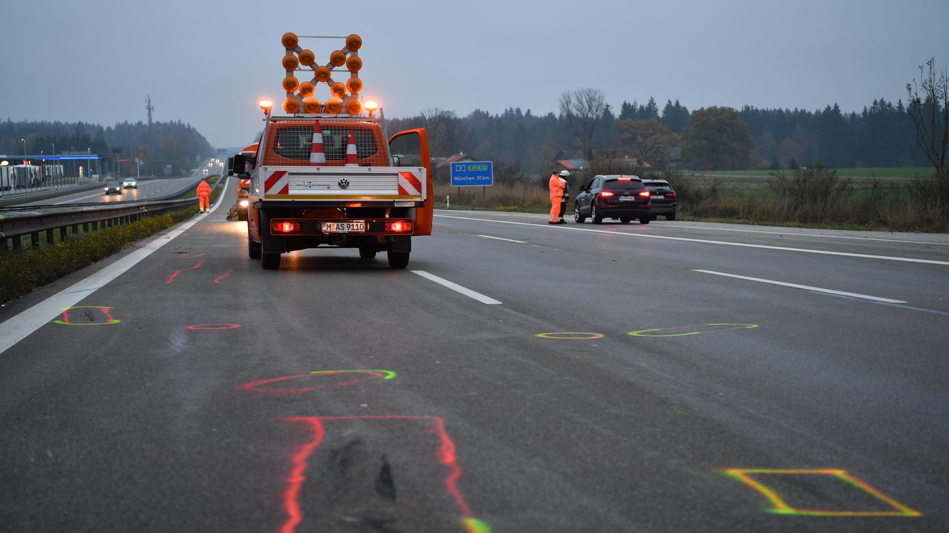 Ein Fahrzeug sperrt einen Fahrstreifen der Autobahn A8, wo ein Geisterfahrer in den Gegenverkehr gefahren ist: Der 34-Jährige verstarb noch an der Unfallstelle. Ein Fahrzeug sperrt einen Fahrstreifen der Autobahn A8, wo ein Geisterfahrer in den Gegenverkehr gefahren ist: Der 34-Jährige verstarb noch an der Unfallstelle.