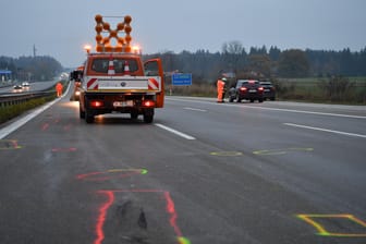 Ein Fahrzeug sperrt einen Fahrstreifen der Autobahn A8, wo ein Geisterfahrer in den Gegenverkehr gefahren ist: Der 34-Jährige verstarb noch an der Unfallstelle.