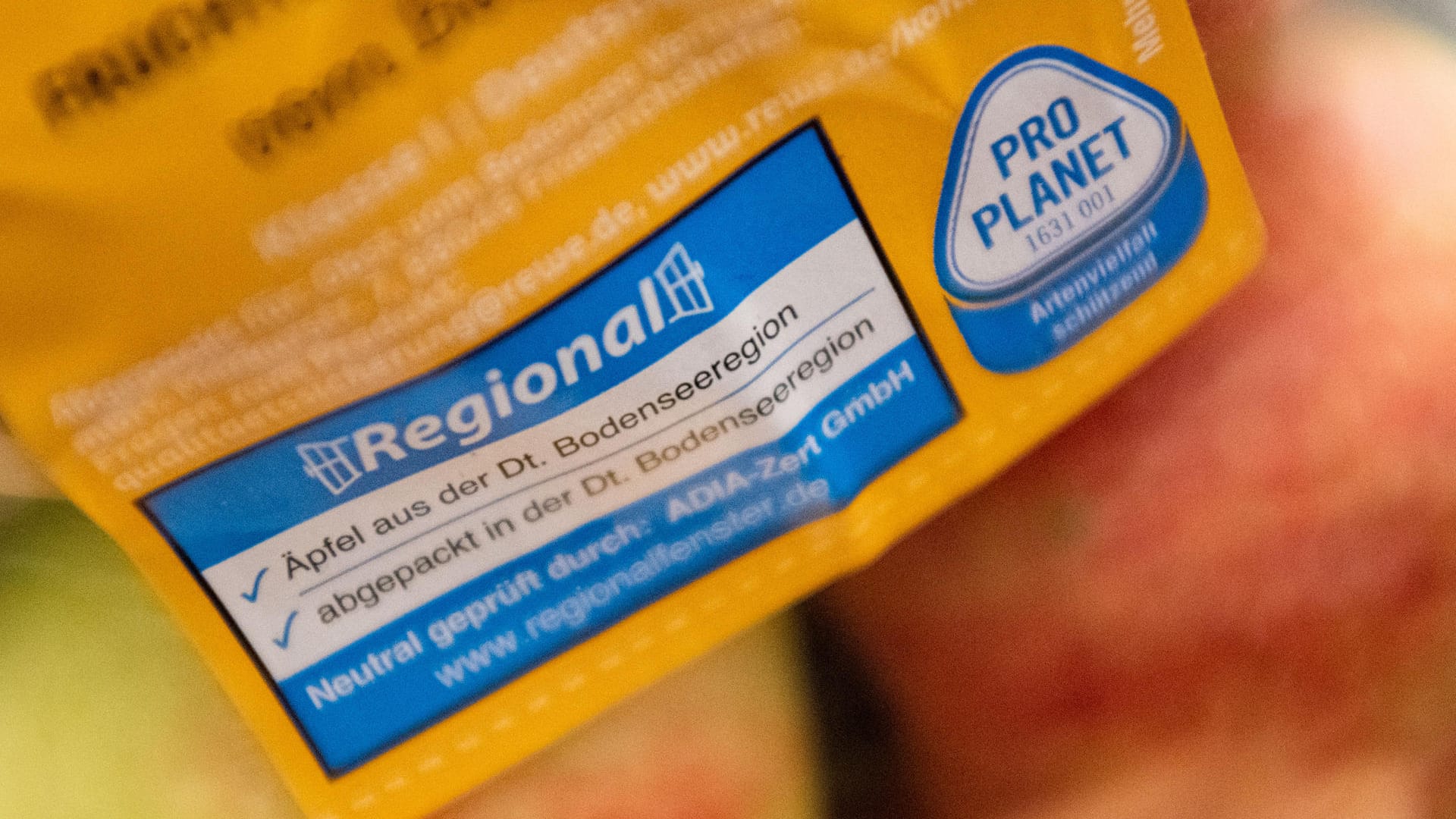 "Regionalfenster" auf einer Packung Äpfel: Am stärksten genutzt wird das blaue Logo für Obst.