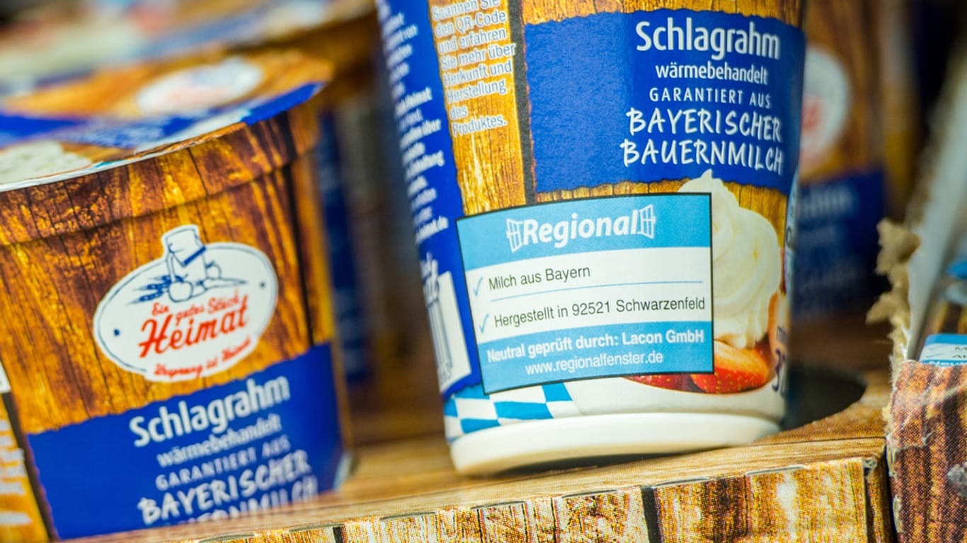 Produkt mit der Aufschrift "Ein gutes Stück Heimat": Auf immer mehr Lebensmitteln in Supermärkten ist das blaue "Regionalfenster" zu finden.