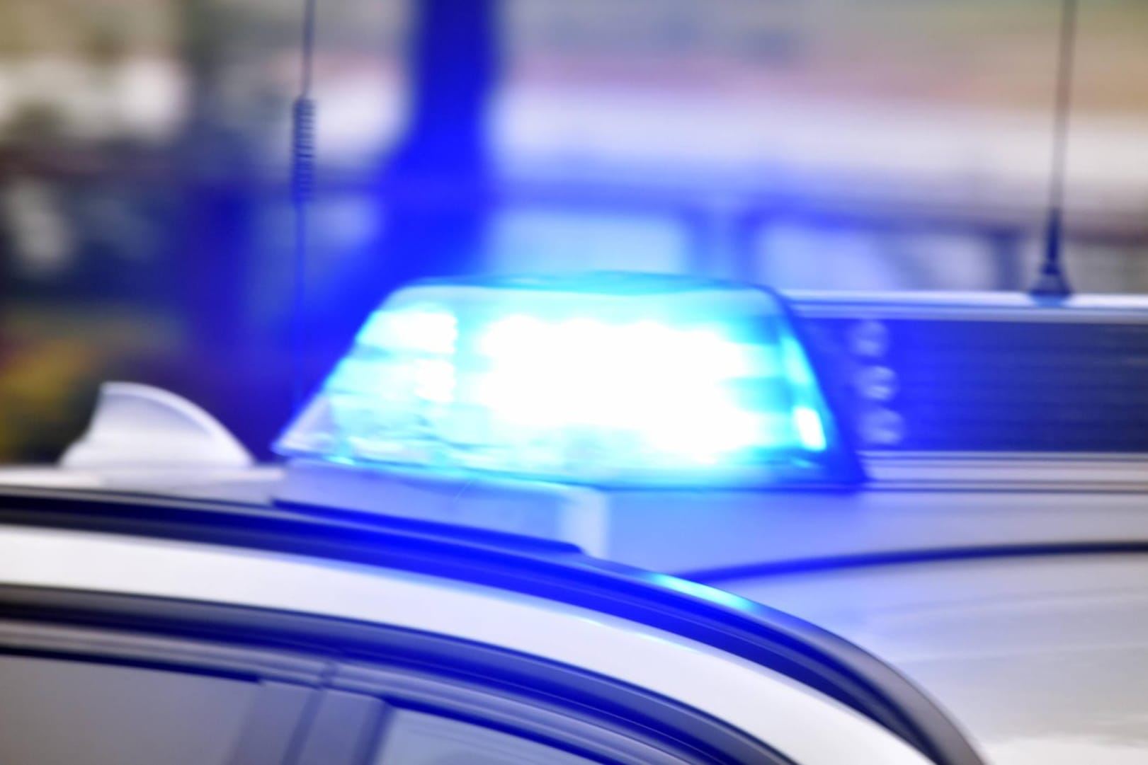 Blaulicht an einem Polizeiwagen: Die Polizei nahm drei Männer in der Nähe des Tatortes fest, ein vierter stellte sich noch in derselben Nacht. (Symbolbild)