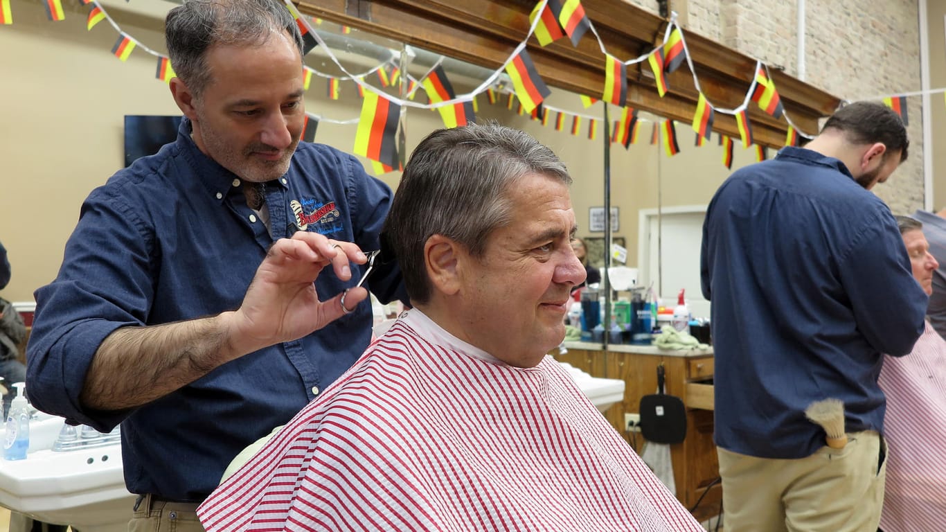 Jason Romage, Besitzer von "Uncle Joe·s Barbershop", schneidet Gabriel die Haare. Gabriel besuchte den US-Bundesstaat West Virginia, eine Hochburg von US-Präsident Trump.