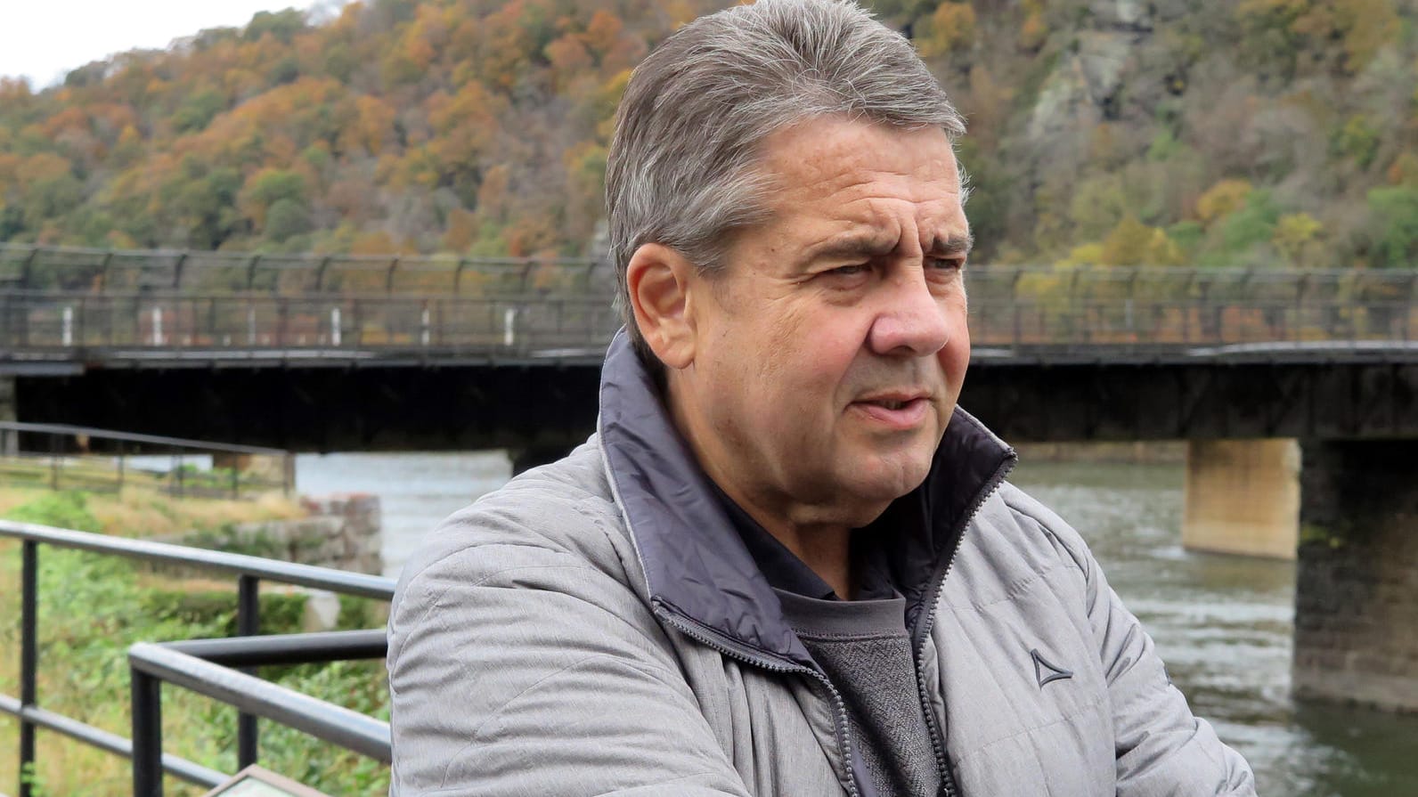 Harper's Ferry: Sigmar Gabriel (SPD), früherer Vizekanzler und Außenminister, steht an der Mündung des Shenandoah River in den Potomac: Gabriel will in den USA vor den Wahlen" mit Trump-Wählern sprechen.