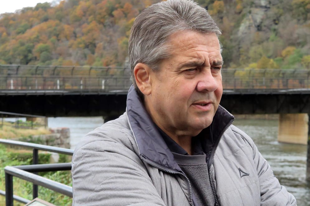 Harper's Ferry: Sigmar Gabriel (SPD), früherer Vizekanzler und Außenminister, steht an der Mündung des Shenandoah River in den Potomac: Gabriel will in den USA vor den Wahlen" mit Trump-Wählern sprechen.