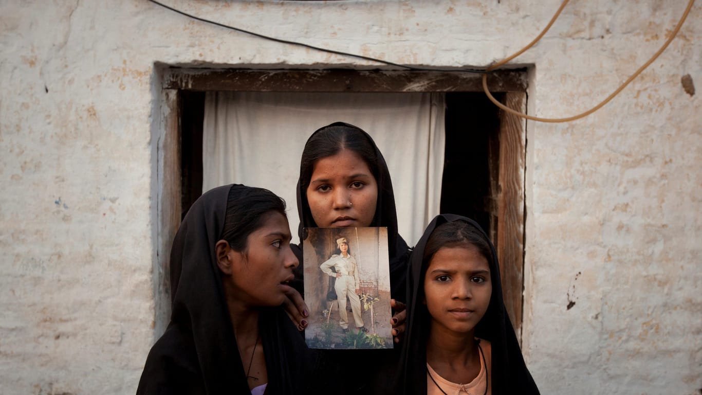 Die Töchter von Asia Bibi im Jahr 2010 mit einem Foto ihrer Mutter: Noch immer befindet sich die 51-Jährige im Gefängnis. (Archivbild)