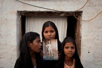 Die Töchter von Asia Bibi im Jahr 2010 mit einem Foto ihrer Mutter: Noch immer befindet sich die 51-Jährige im Gefängnis. (Archivbild)