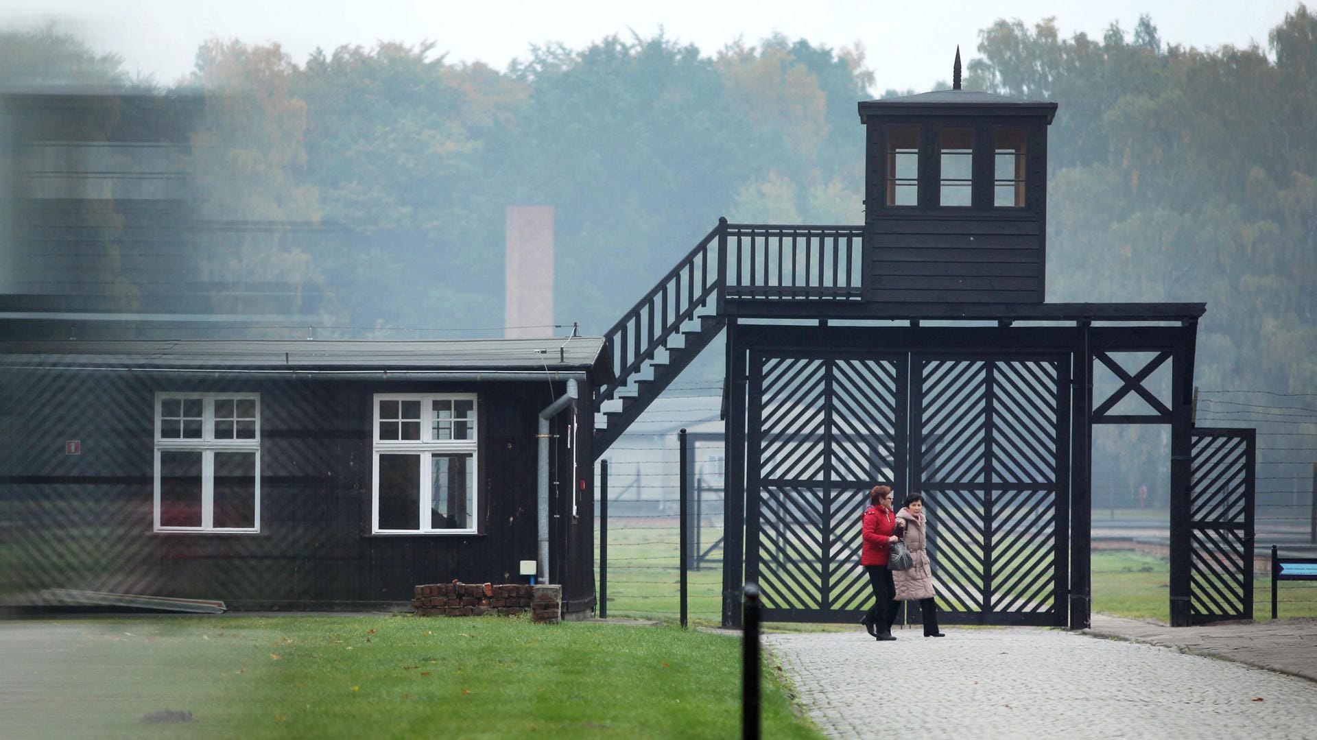 Besucher gehen am Eingang des Stutthof Museums in Sztutowo (Polen) vorbei: Hier soll der Angeklagte von 1942 bis 1944 an der Mordmaschinerie mitgewirkt haben. (Archivbild)