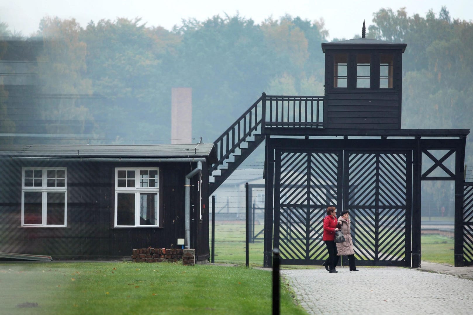 Besucher gehen am Eingang des Stutthof Museums in Sztutowo (Polen) vorbei: Hier soll der Angeklagte von 1942 bis 1944 an der Mordmaschinerie mitgewirkt haben. (Archivbild)