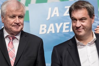 Markus Söder, Ministerpräsident von Bayern, und Horst Seehofer, Bundesinnenminister und CSU-Parteivorsitzender, nehmen an einer Wahlkampfveranstaltung teil: Nach dem Debakel für die CSU bei der Bayern-Wahl, könnte Seehofer in diesem Jahr noch zurücktreten.