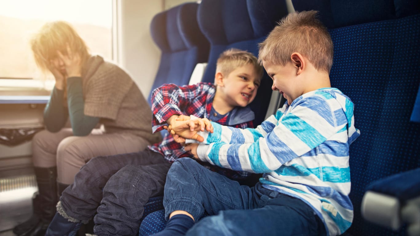 Streitende Kinder im Zug: Sollte man sich in die Erziehung anderer einmischen?