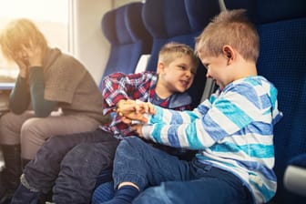 Streitende Kinder im Zug: Sollte man sich in die Erziehung anderer einmischen?