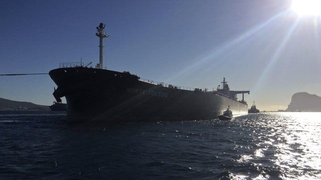 Der Öltanker "Monte Toledo" verlässt den spanischen Hafen Algeciras, nachdem er iranisches Rohöl geliefert hat. Der Öltanker "Monte Toledo" verlässt den spanischen Hafen Algeciras, nachdem er iranisches Rohöl geliefert hat.