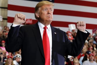 US-Präsident Donald Trump bei einer Wahlkampfkundgebung am Pensacola International Airport: Die USA wollen den Iran von Montag an mit den schwersten Wirtschaftssanktionen in der Geschichte treffen.