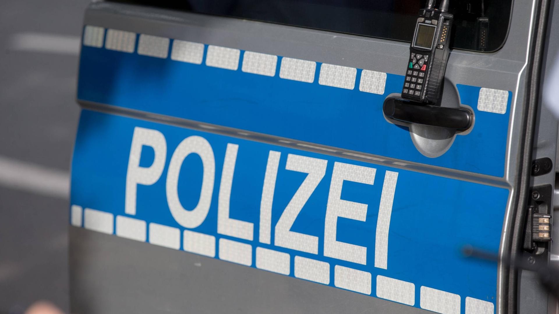 Die Seitentür eines Polizeitransporters: Die Polizei rückten mit allen verfügbaren Kräften zu dem falschen Überfall aus. (Symbolbild) Die Seitentür eines Polizeitransporters: Die Polizei rückten mit allen verfügbaren Kräften zu dem falschen Überfall aus. (Symbolbild)