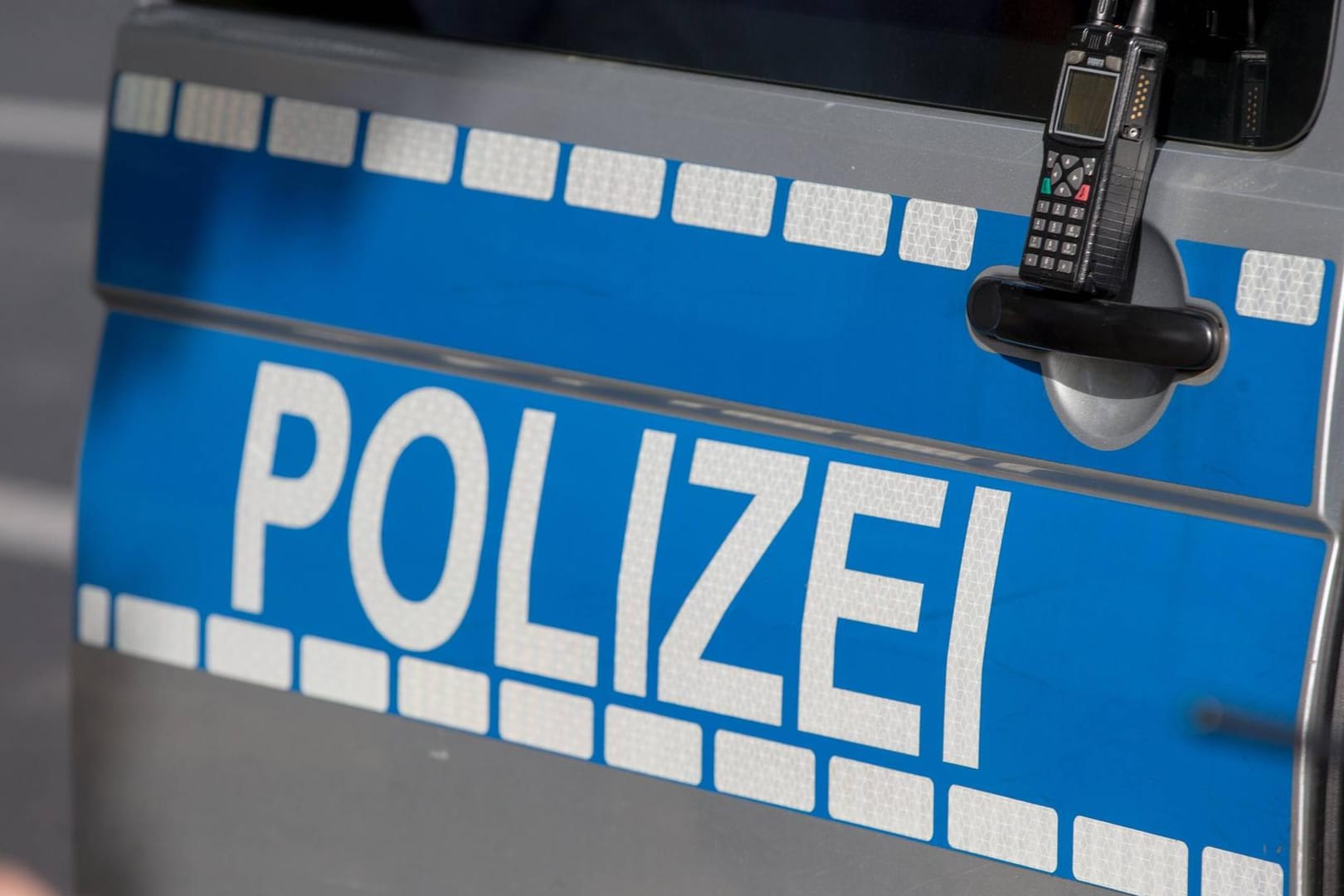 Die Seitentür eines Polizeitransporters: Die Polizei rückten mit allen verfügbaren Kräften zu dem falschen Überfall aus. (Symbolbild)