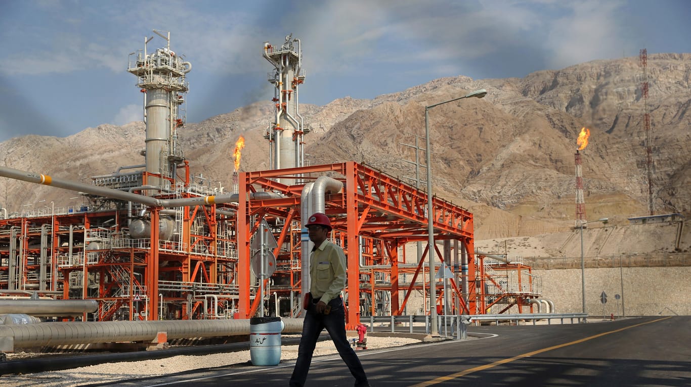 Ende des zarten Aufschwungs: Ein Arbeiter geht durch eine Gasraffinerie im Gasfeld Süd Pars an der Nordküste des Persischen Golfs.