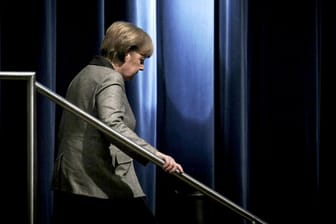 Bundeskanzlerin Angela Merkel nach einer Rede die Bühne: Die Kandidaten für den CDU-Chefposten bringen sich in diesem Tagen in Stellung.