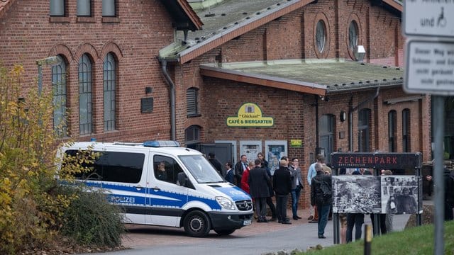 Teilnehmer des Bundeskongresses der AfD-Nachwuchsorganisation Junge Alternative stehen vor dem Austragungsort in Barsinghausen.