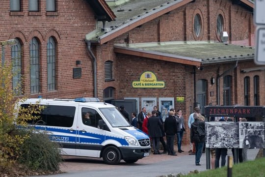 Teilnehmer des Bundeskongresses der AfD-Nachwuchsorganisation Junge Alternative stehen vor dem Austragungsort in Barsinghausen.