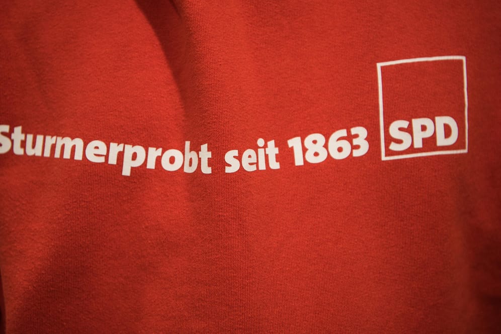 Ein Hemd mit dem Aufdruck "Sturmerprobt seit 1863" – SPD". Die Sozialdemokraten diskutieren auf ihrer Klausurtagung, wie der Neuanfang gelingen kann. Personaldebatten sollen dabei keine Rolle spielen.
