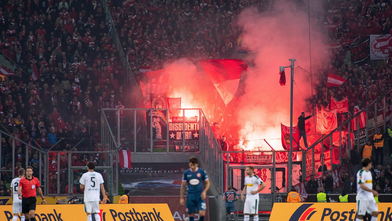 Danebenbenommen: Pyrotechnik im Düsseldorfer Fanblock beim Spiel in Mönchengladbach.