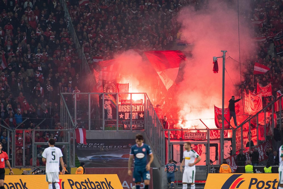 Danebenbenommen: Pyrotechnik im Düsseldorfer Fanblock beim Spiel in Mönchengladbach.