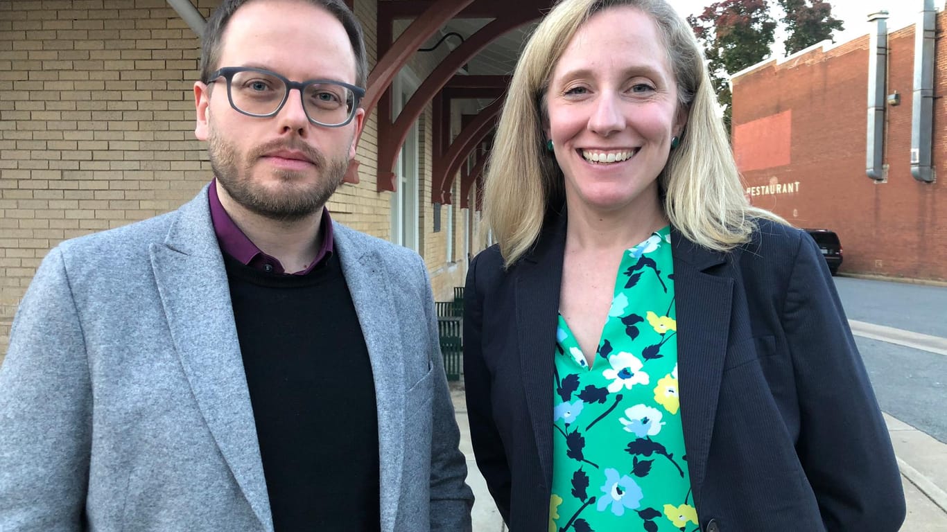 t-online.de-Korrespondent Fabian Reinbold mit der früheren CIA-Agentin Abigail Spanberger.